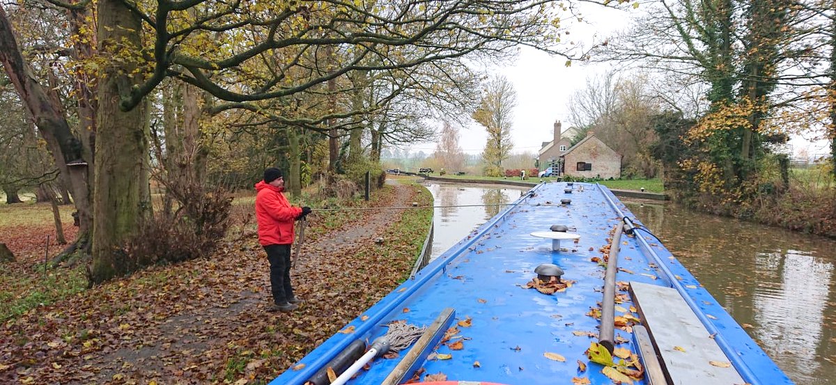 man showing how to operate watford locks by holding boat before first lock