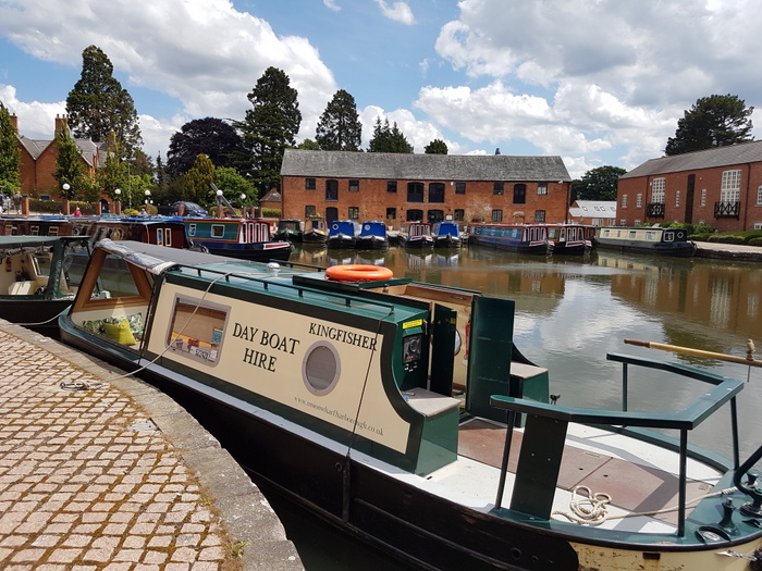 Kingfisher day boat from union wharf market harborough