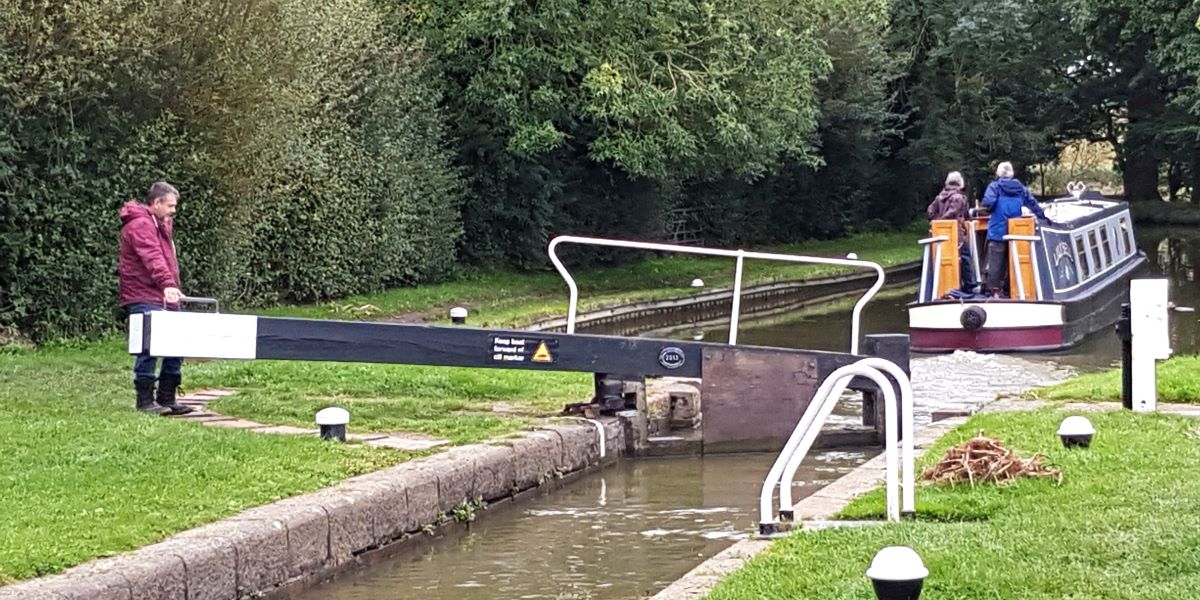 closing a lock on the canal