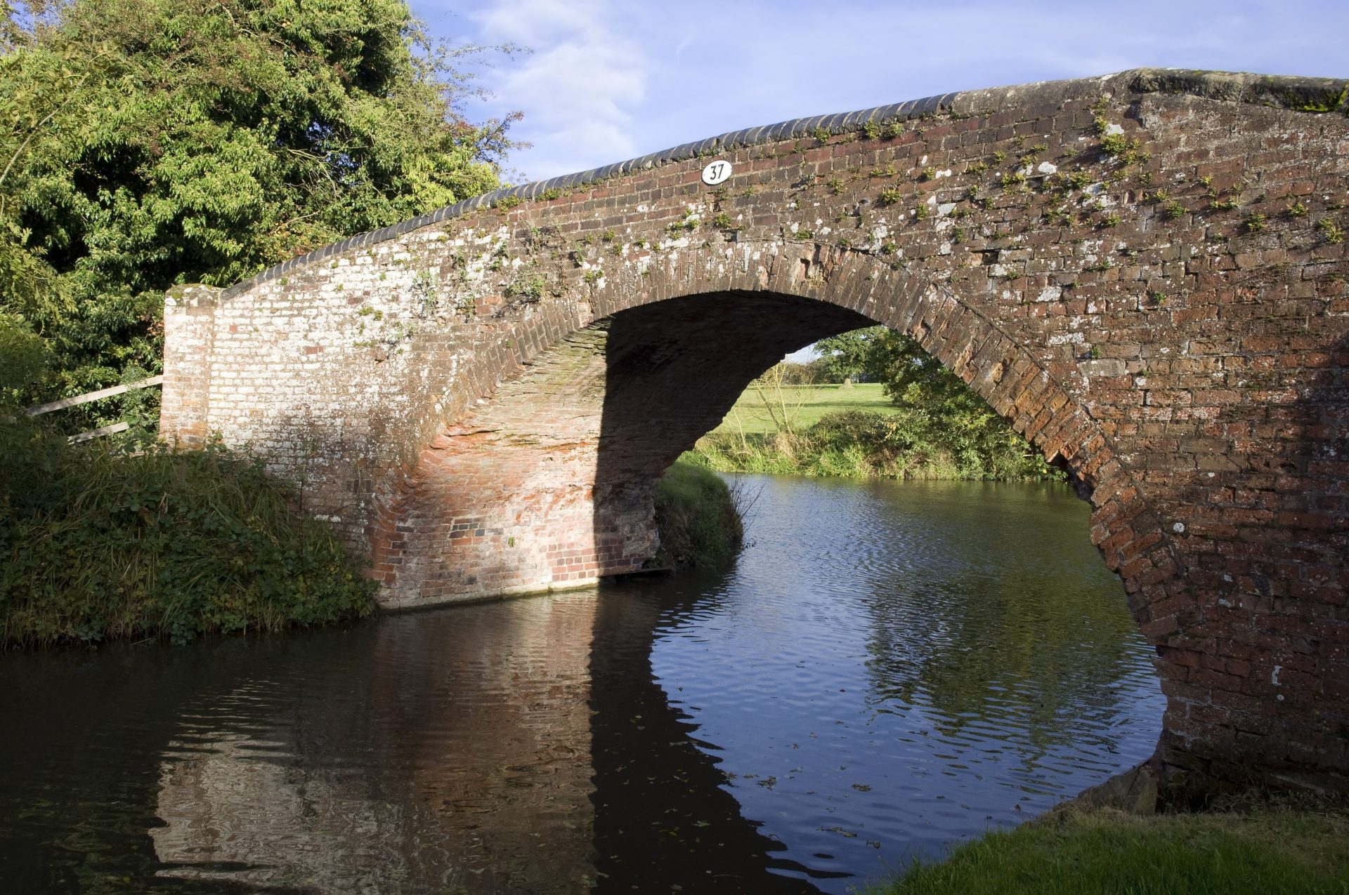 Bridge over the canal in Leicestershire, one of the routes available on a midweek break with Union Wharf Narrowboats
