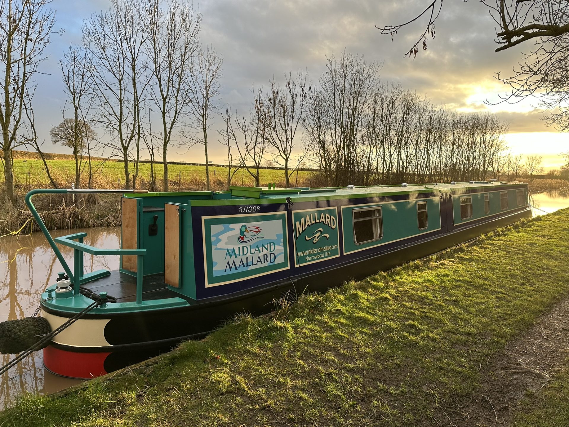 Mallard - a 6-berth pet-friendly canal boat available for hire from union wharf narrowboats